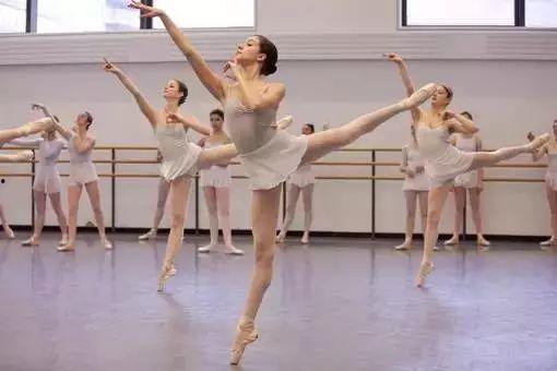 舞蹈后弯腰成人动作视频,后弯腰成人动作的优雅演绎