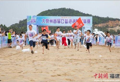 趣味成人接力跑步赛视频,激情四溢，笑点连连的成人欢乐盛宴