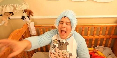 成人巨婴叼奶嘴视频,成人心理依赖的另类解读