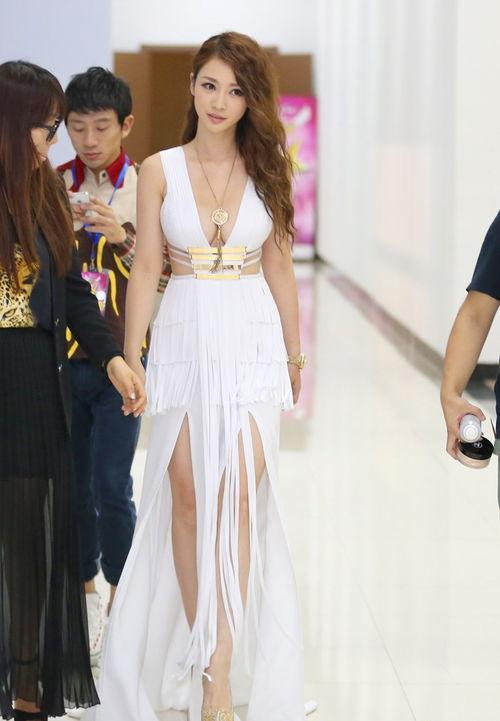 傣族服装女成人素色视频,素色长裙展现民族风情